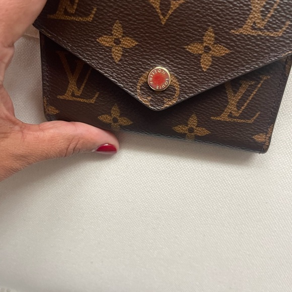 Louis Vuitton Victorine Wallet - Picture 2 of 9